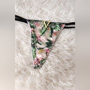 Victoria's Secret Very Sexy V-String Thong Floral Hardware Size L NWT